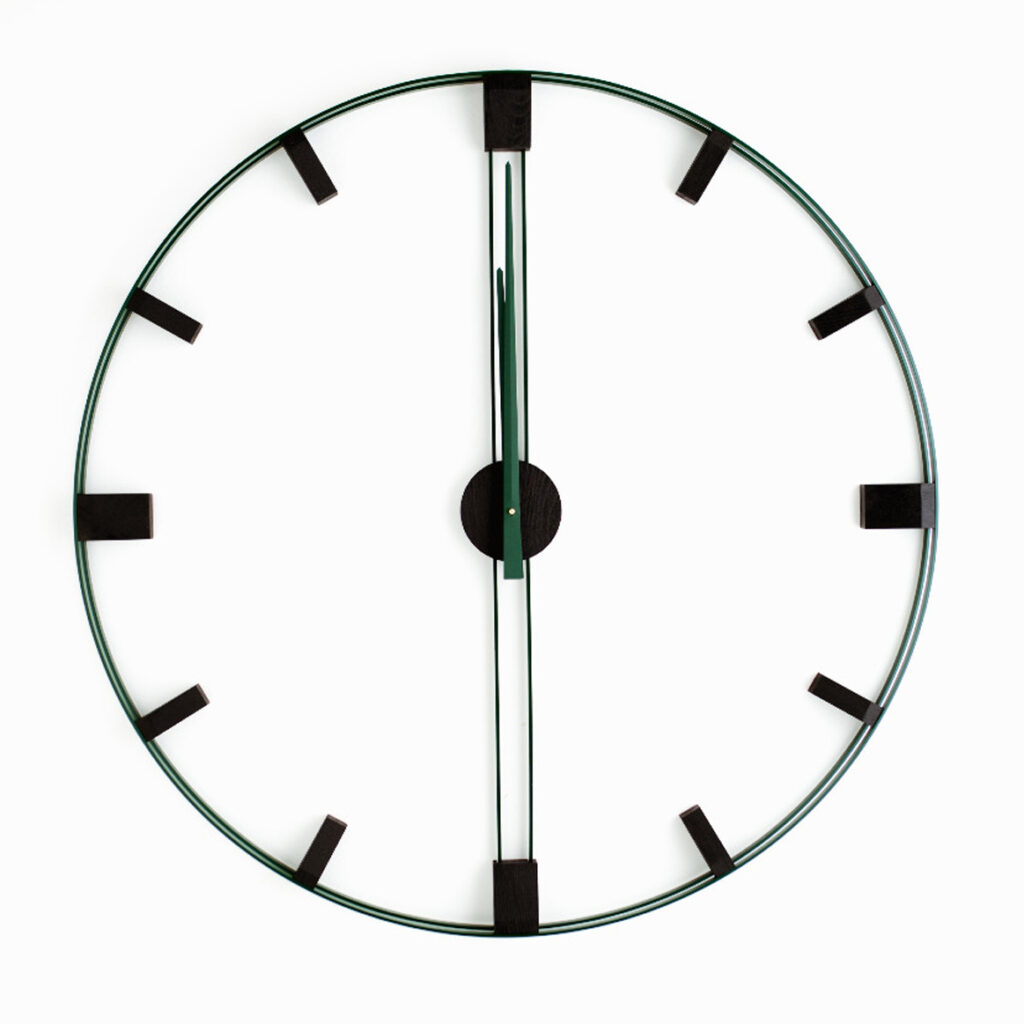 Zielony zegar ścienny dębowy Elegance 96 cm z czarnymi indeksami na białej ścianie