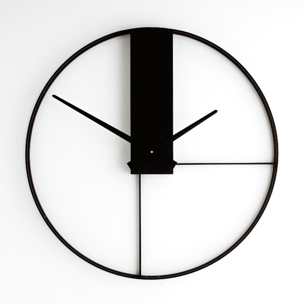 Duży czarny zegar ścienny dębowy Classic 70 cm na białej ścianie