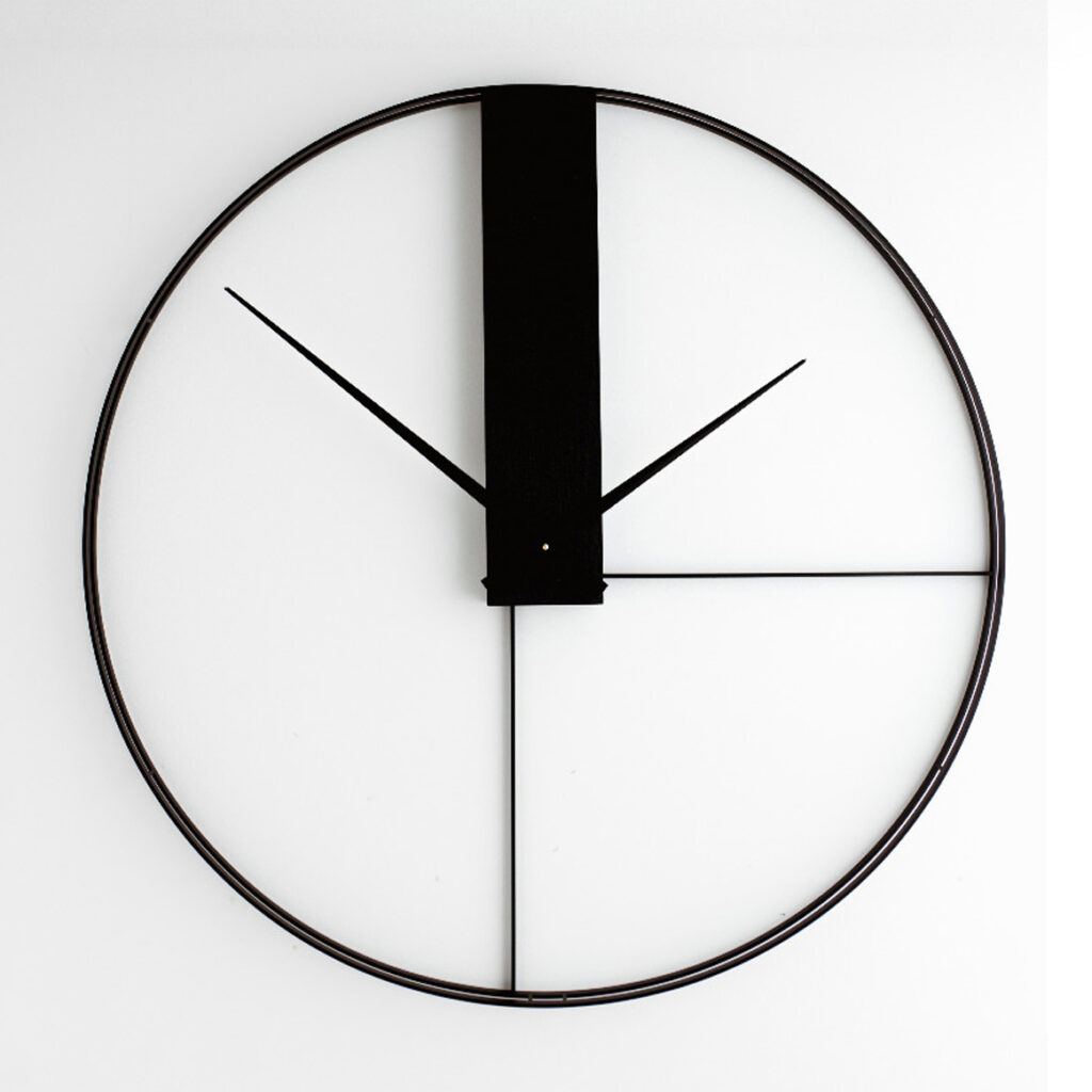 Duży czarny zegar ścienny dębowy Classic SC96 na białej ścianie