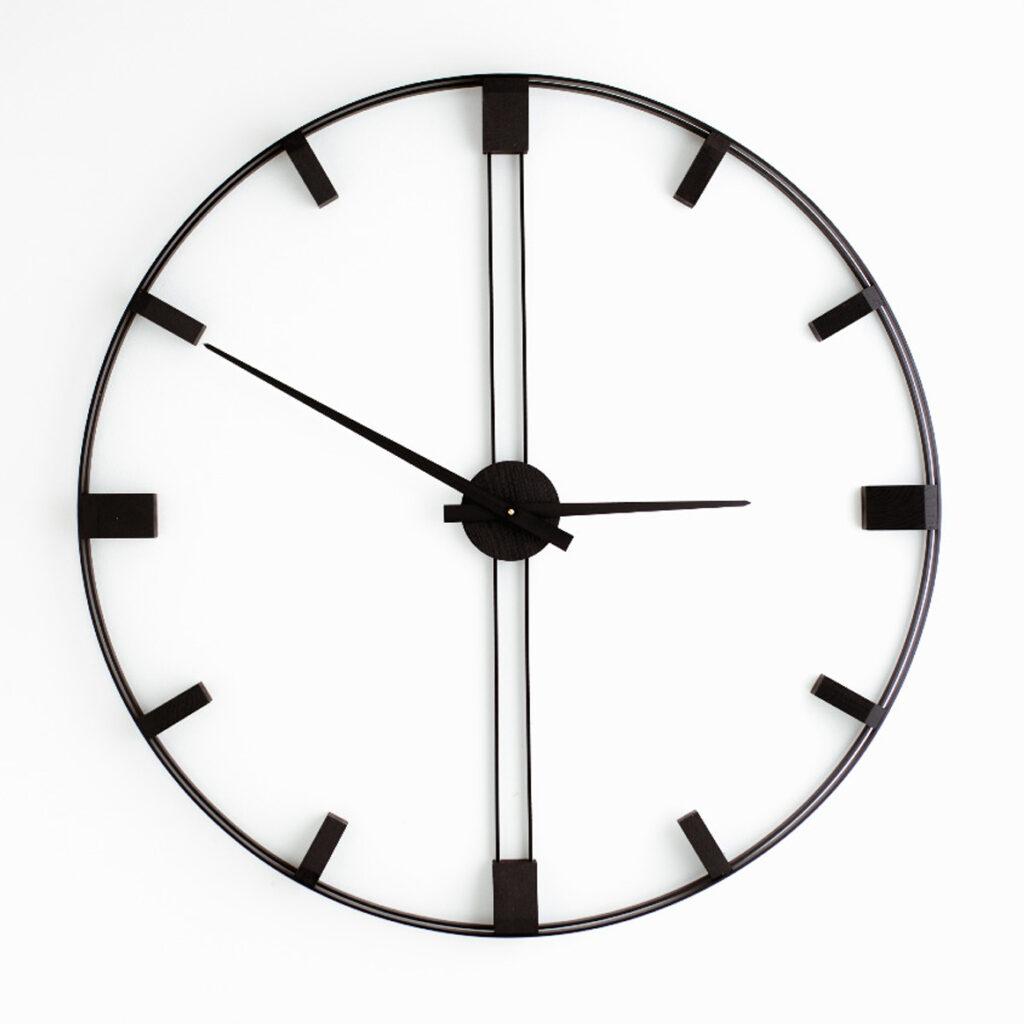 Nowoczesny czarny zegar ścienny Elegance 96 cm z indeksami godzinowymi na białej ścianie​