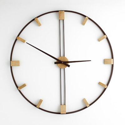 Duży zegar ścienny Classic z dębowymi indeksami i czarną obręczą na białej ścianie