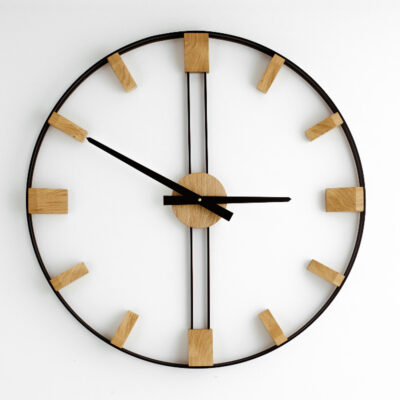 Duży zegar ścienny Elegance 96 cm z czarną ramą i naturalnymi dębowymi indeksami na białej ścianie