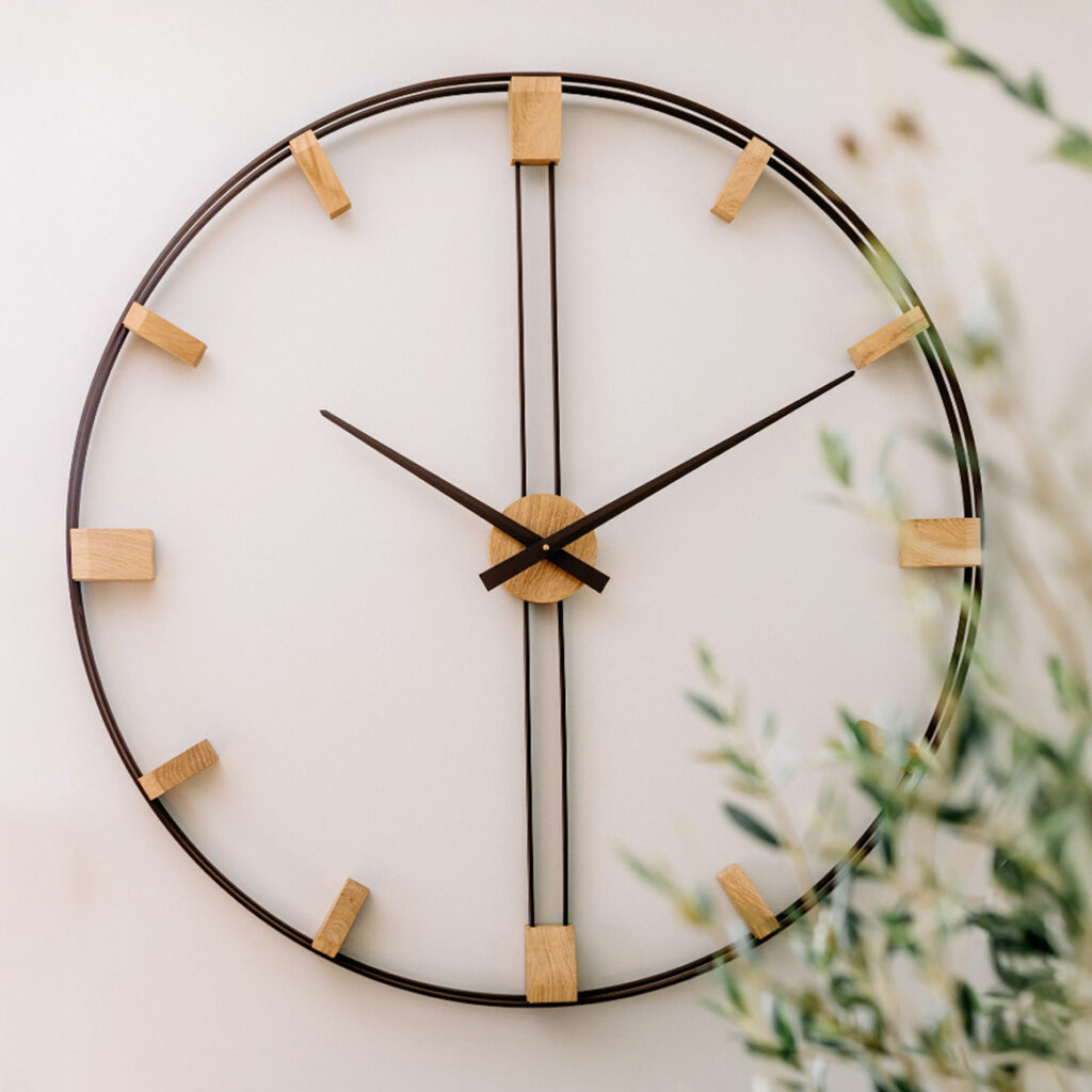 Duży zegar ścienny dębowy Elegance 96 cm z czarną ramą i indeksami na jasnej ścianie