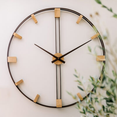 Duży zegar ścienny dębowy Elegance 96 cm z czarną ramą i indeksami na jasnej ścianie