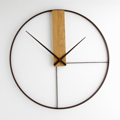Duży brązowy zegar ścienny Simple 96 cm z dębowym blokiem na białej ścianie