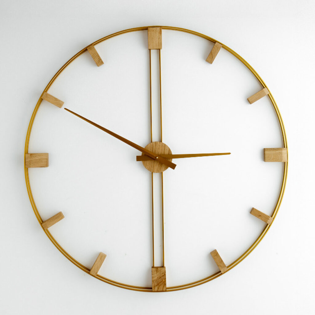 Duży złoty zegar ścienny dębowy Elegance 96 cm na białej ścianie